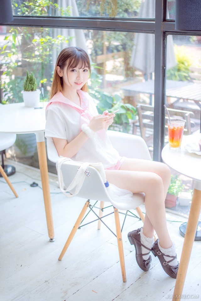 “不会。”小乔摇了摇头，眼中的茫然之色更浓：“妾身也不知道。”